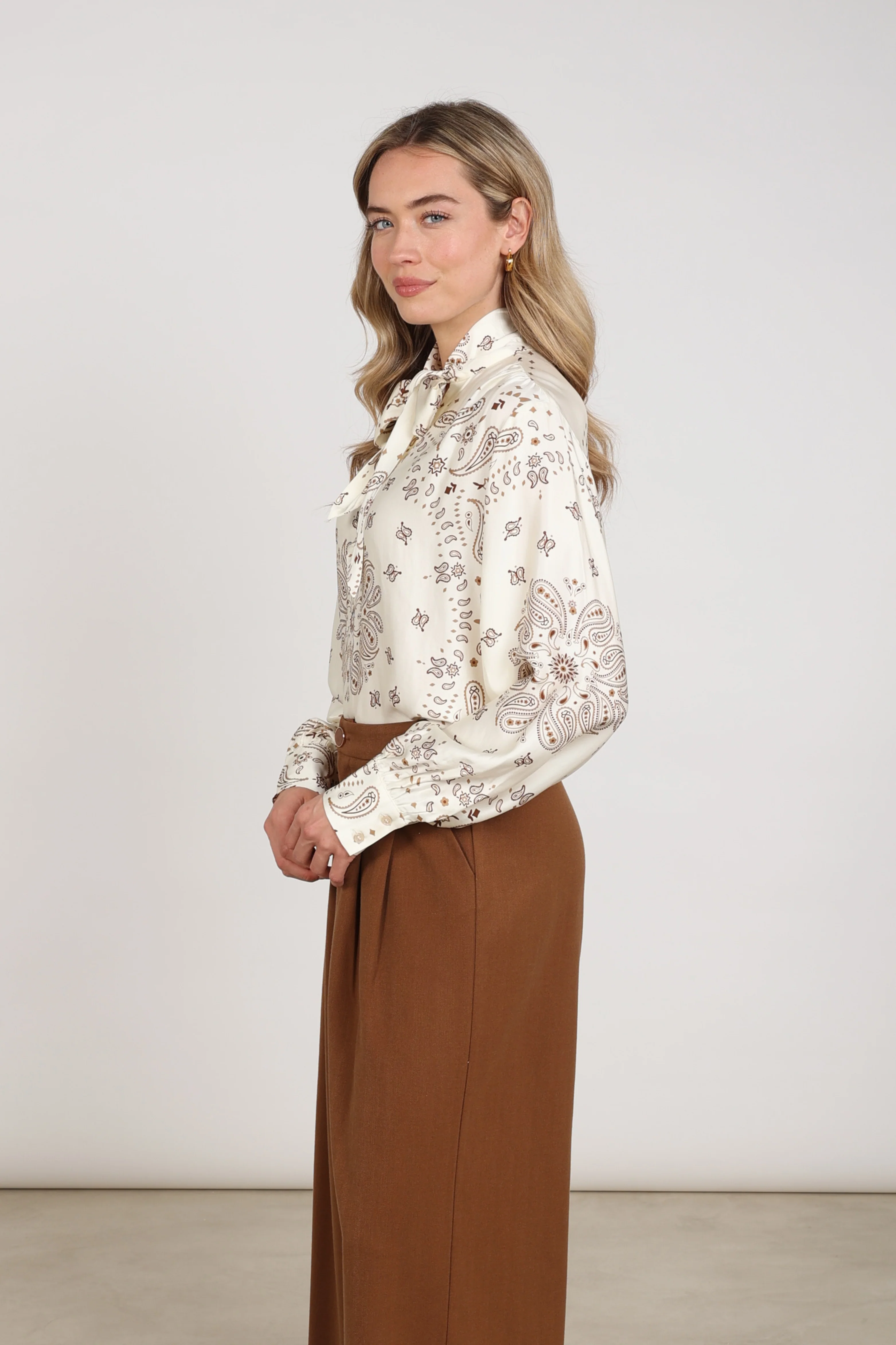 Blouse Angie Tie Paisley Offwhite Toffee NKF02201 - Image 5